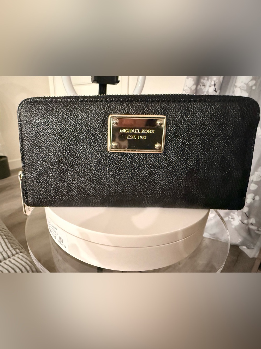 Pre-owned Michael Kors Black Leather Zip Wallet